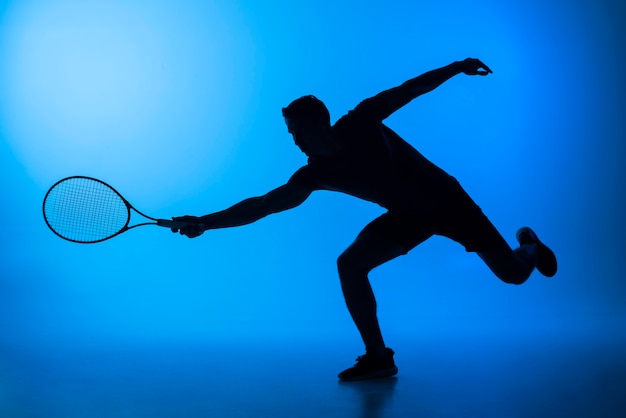 Homem cheio de tacadas jogando tênis