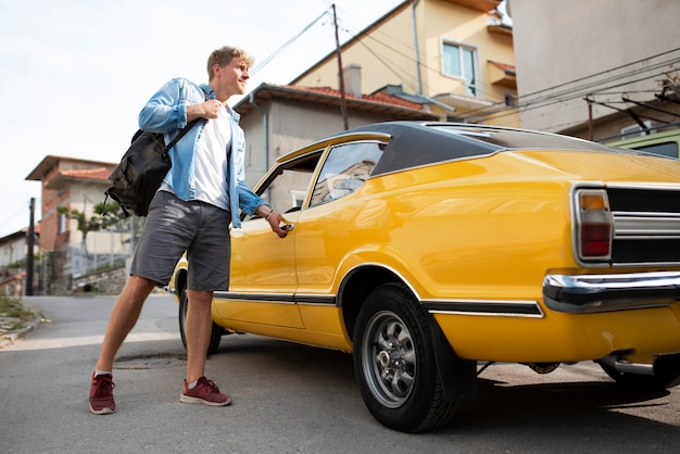 Homem cheio de tiro entrando no carro