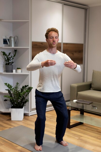 Homem cheio de tiro meditando