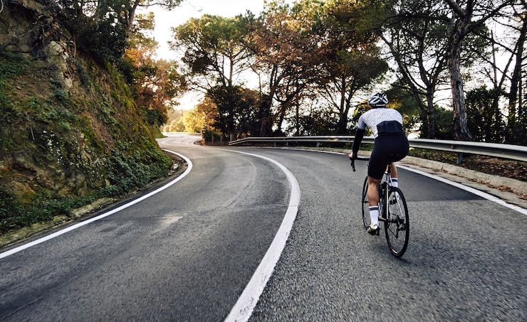 Foto grátis homem ciclista andando de bicicleta na estrada
