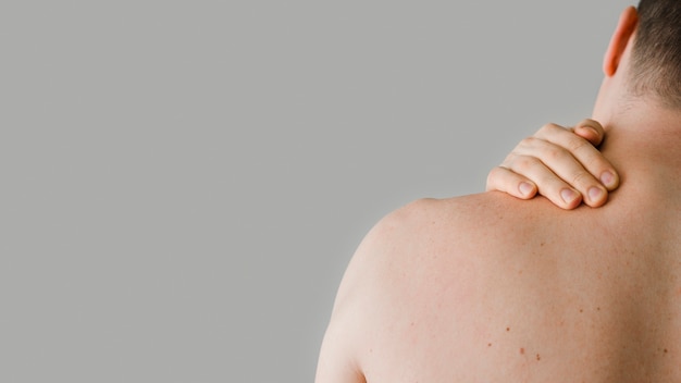Homem close-up com dor no pescoço