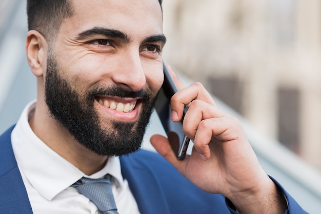 Homem close-up, falando por telefone