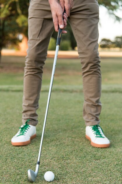 Homem close-up, jogando golfe