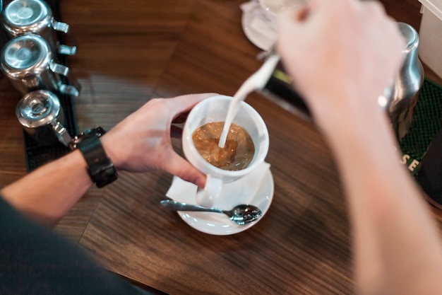 Homem colheita, leite derramando, em, café