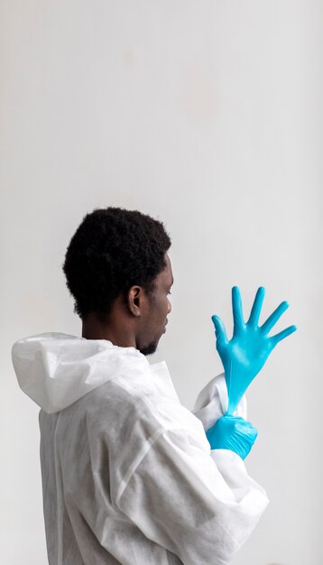 Homem colocando equipamento de proteção