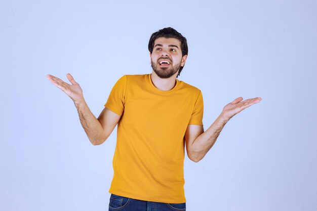 Homem com barba apresentando algo na mão aberta