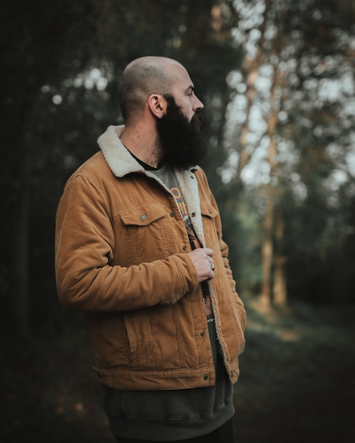 Homem com barba grande na floresta