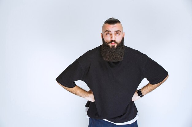 Foto grátis homem com barba parece agressivo e desapontado.