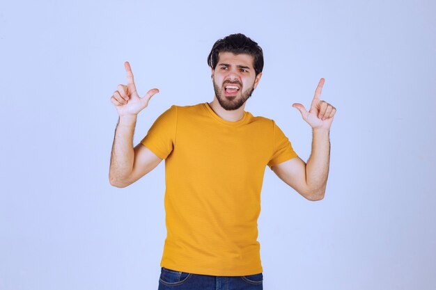 Homem com barba parece agressivo e zangado