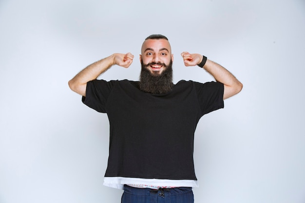 Foto grátis homem com barba parece cansado e com sono.