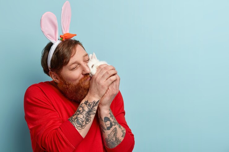 Foto grátis homem com barba ruiva, roupas coloridas e orelhas de coelho