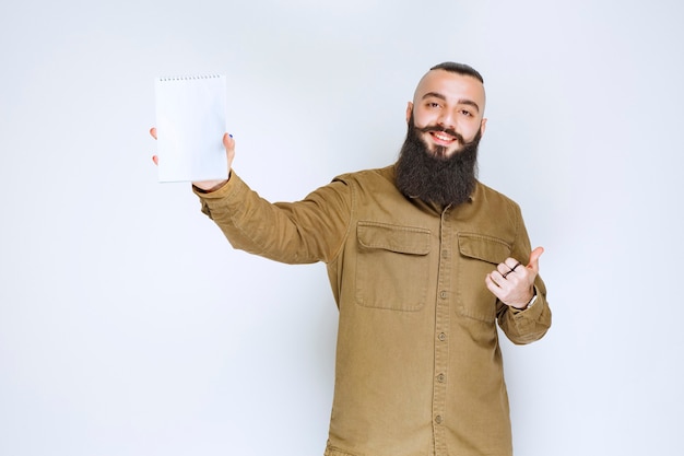 Homem com barba verificando a lista de projetos e parece satisfeito.