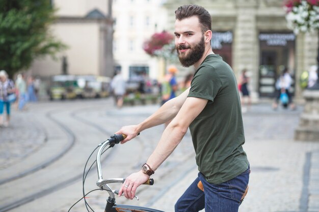 Homem, com, bicicleta, em, cidade