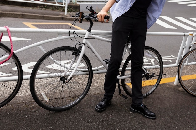 Homem com bicicleta na cidade