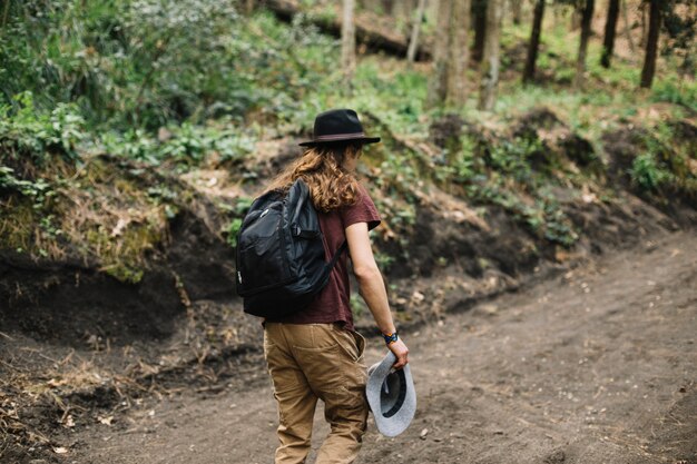 Homem, com, cabelo longo, hiking, em, natureza