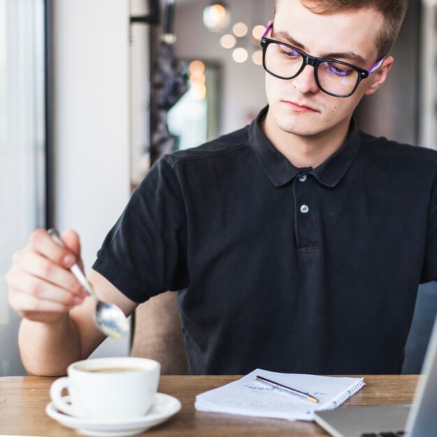 Homem, com, café, e, notepad, tabela