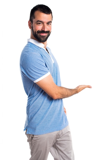 Foto grátis homem com camisa azul apresentando algo