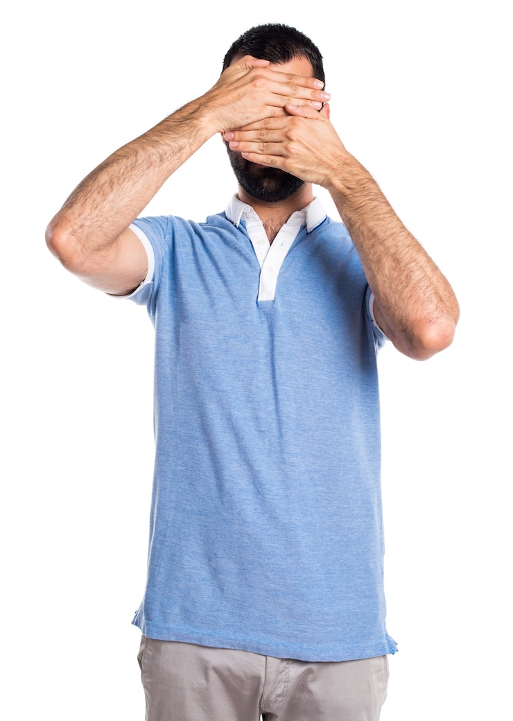 Foto grátis homem com camisa azul cobrindo o rosto