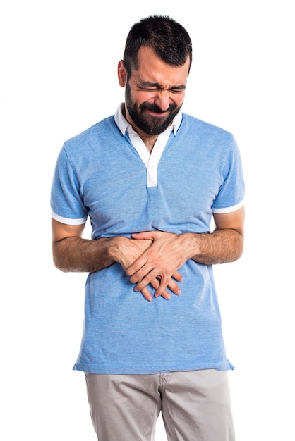 Homem com camisa azul com dor de estômago