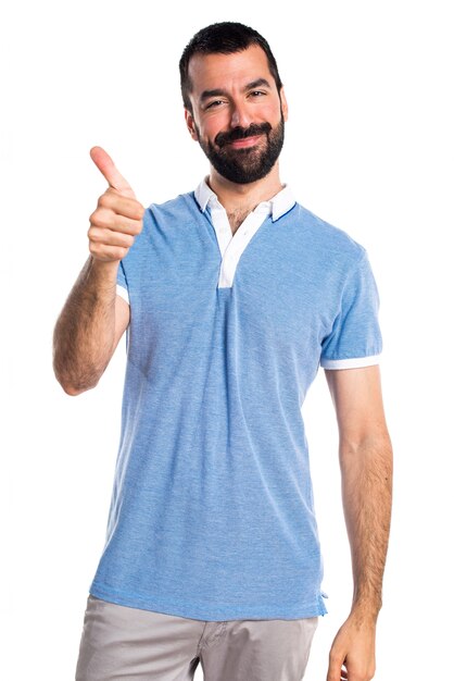 Homem com camisa azul com o polegar para cima