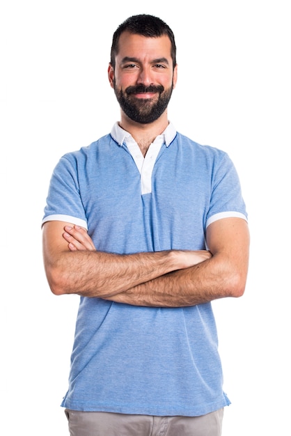 Homem com camisa azul com os braços cruzados