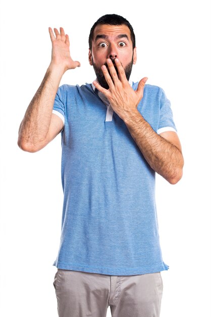 Homem com camisa azul fazendo gesto de surpresa