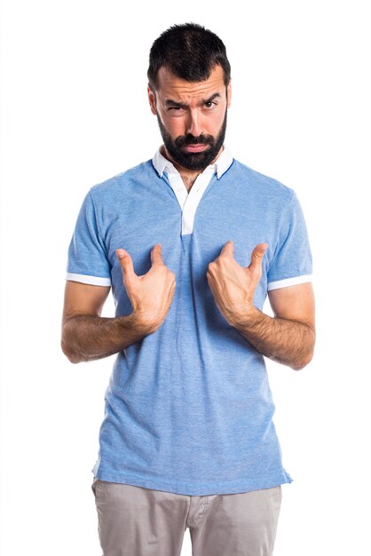 Homem com camisa azul fazendo gesto de surpresa