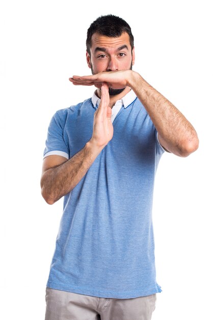 Homem com camisa azul fazendo tempo para fora gesto