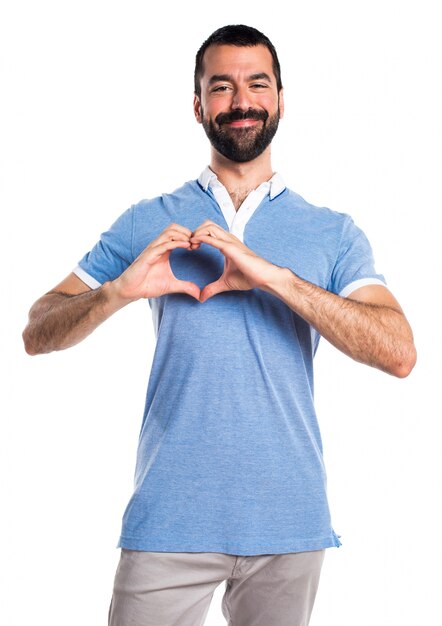 Homem com camisa azul fazendo um coração com as mãos