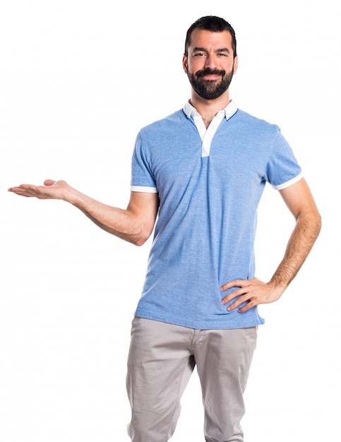 Foto grátis homem com camisa azul segurando algo