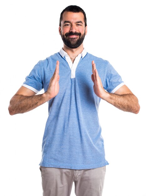 Foto grátis homem com camisa azul segurando algo