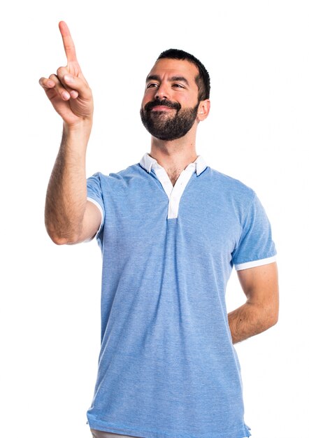 Homem com camisa azul tocando na tela transparente