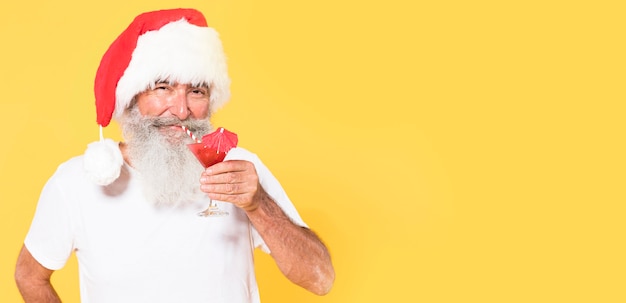 Homem com camisa tropical e chapéu de Natal com espaço de cópia