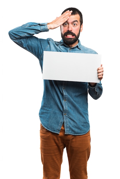 Foto grátis homem com cartaz vazio