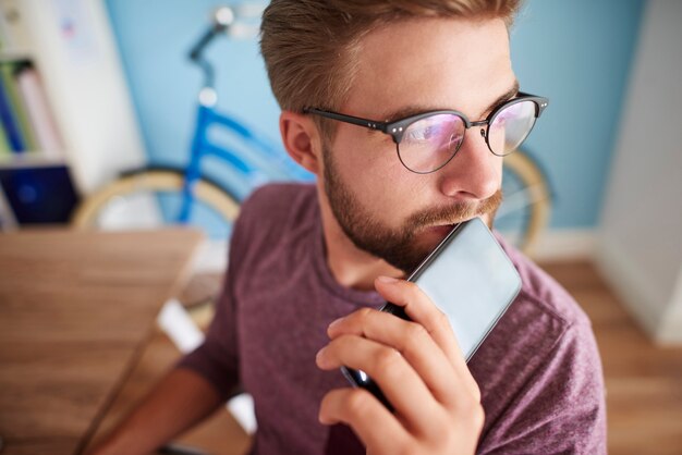 Homem com celular olhando para trás