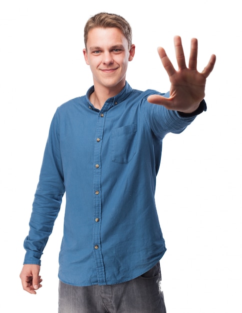 Homem com cinco dedos levantados