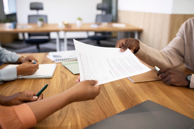 Homem com contrato para seu novo trabalho de escritório após a entrevista