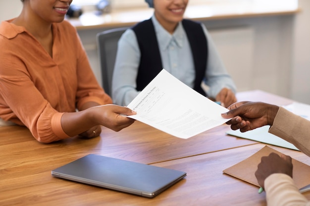 Foto grátis homem com contrato para seu novo trabalho de escritório após a entrevista