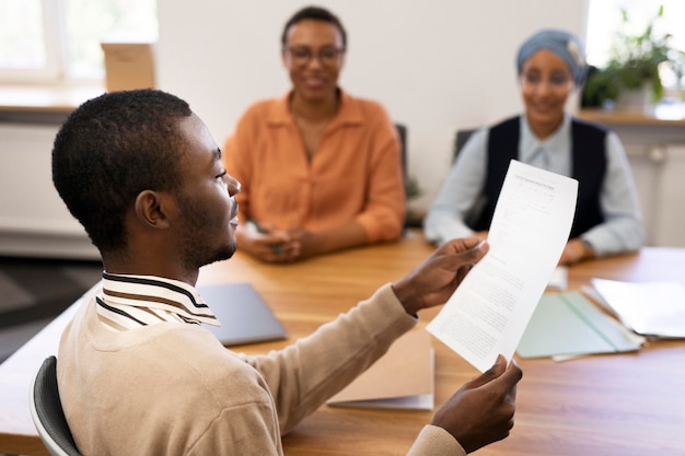 Homem com contrato para seu novo trabalho de escritório após a entrevista