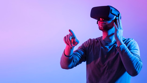 Homem com cópia-espaço e dispositivo futurista