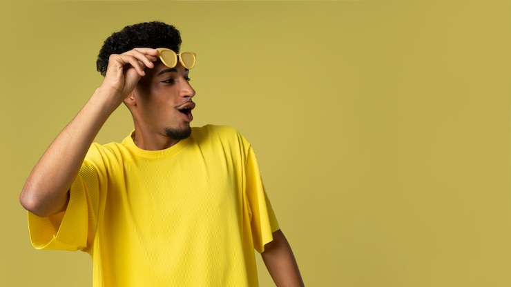 Foto grátis homem com cópia espaço médio tiro