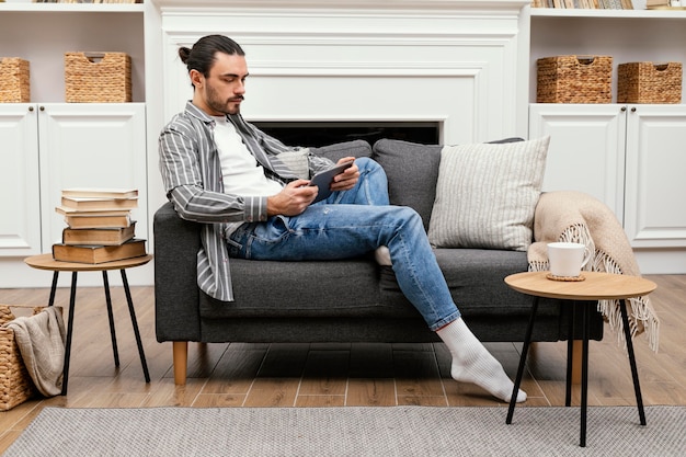 Homem com coque usando um dispositivo digital de longo alcance