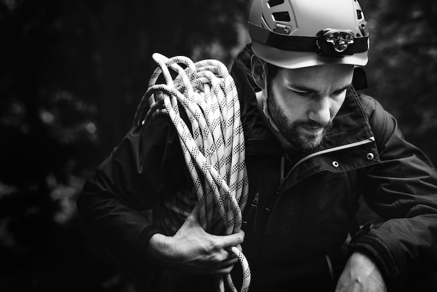 Homem, com, corda escalando