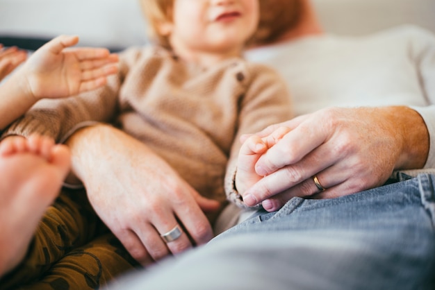 Homem, com, crianças jovens, descansar