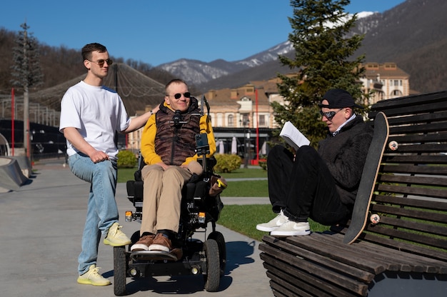 Foto grátis homem com deficiência com amigos do lado de fora