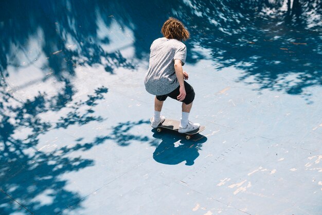 Homem com dreadlocks no skate