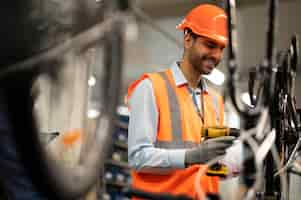 Foto grátis homem com equipamento de segurança no trabalho