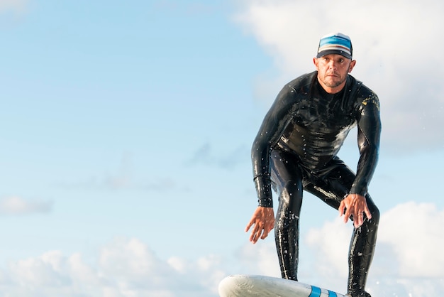 Homem com equipamento especial surfando no Havaí