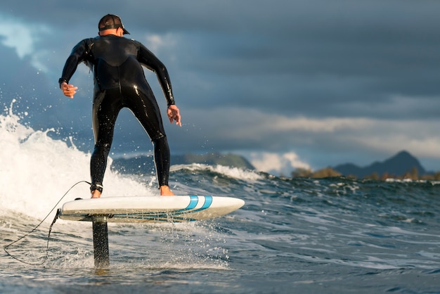 Foto grátis homem com equipamento especial surfando no havaí