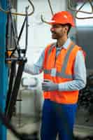 Foto grátis homem com equipamentos de segurança em seu local de trabalho